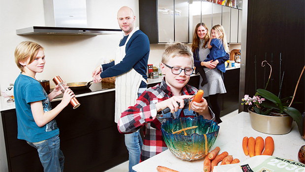 Hela familjen i det nya, miljösmarta köket. Foto: Hemköp/Stefan Nilsson.