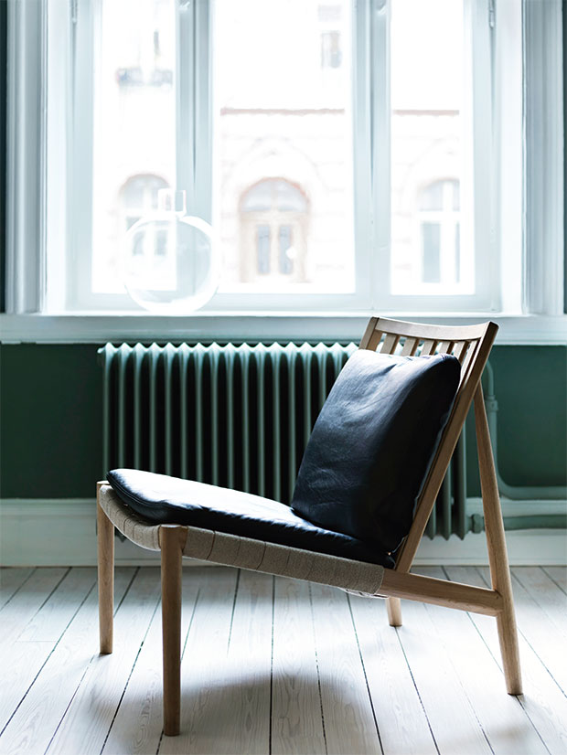 Norrgavels Easy Chair med sadelgjord av lin och naturgarvat Tärnsjöläder. 